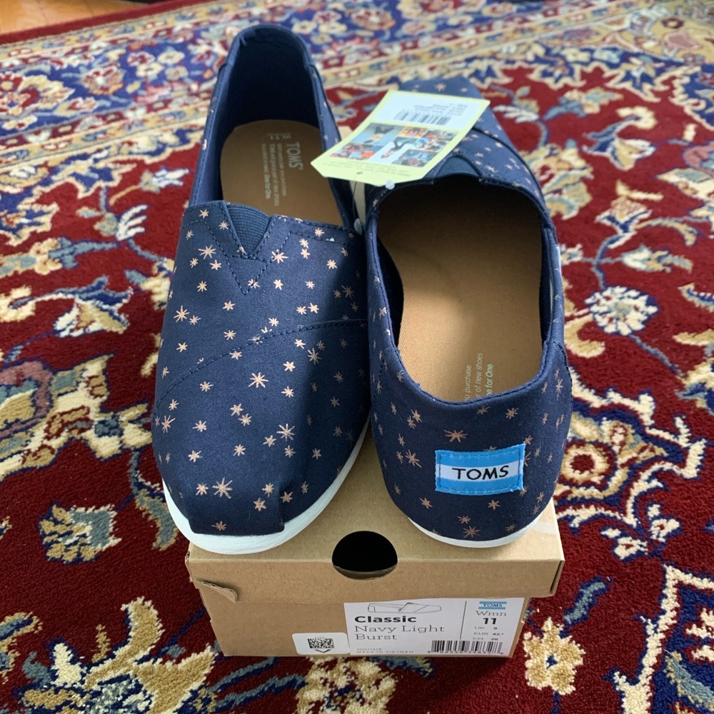 NWT Classic Navy Light Burst TOMS